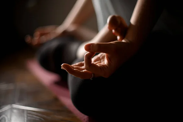Mão close-up de menina que fazendo gesto especial para pose de ioga . — Fotografia de Stock