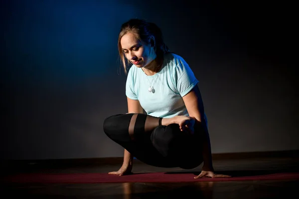 Ung tränare flicka som tränar i studio och gör yoga pose — Stockfoto