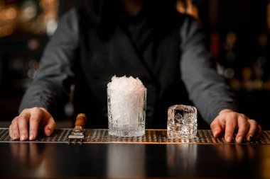 Barda kokteyller için farklı boyutlarda buz..