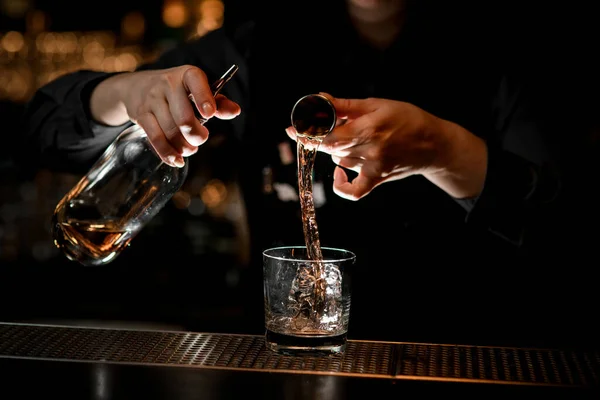 Barkeeper bereitet alkoholischen Cocktail mit Eis an der Bar zu. — Stockfoto