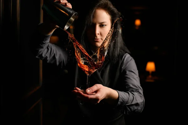 Barman mujer vierte cócteles alcohólicos en vino — Foto de Stock