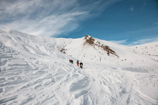 Pessoas com equipamento de esqui escalam a montanha para fazer freeride . — Fotografia de Stock