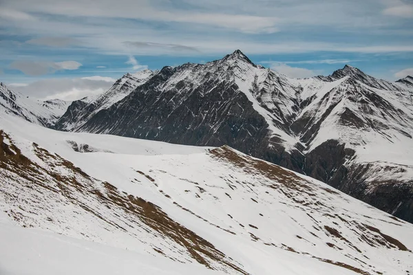 Splendida vista sulle magnifiche montagne invernali con neve e cielo blu con nuvole — Foto Stock