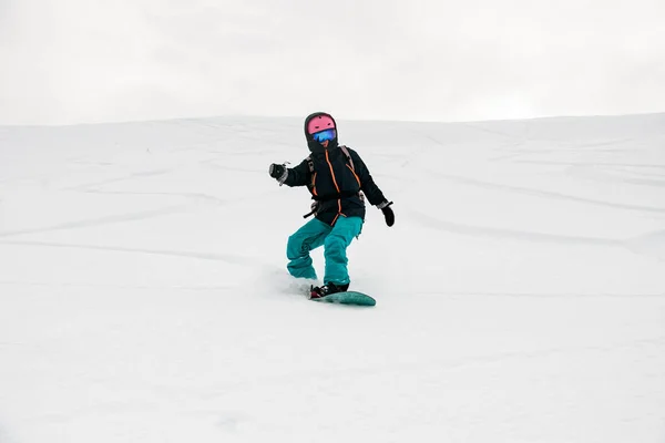 Freerider snowboarder movendo-se para baixo em pó de neve — Fotografia de Stock