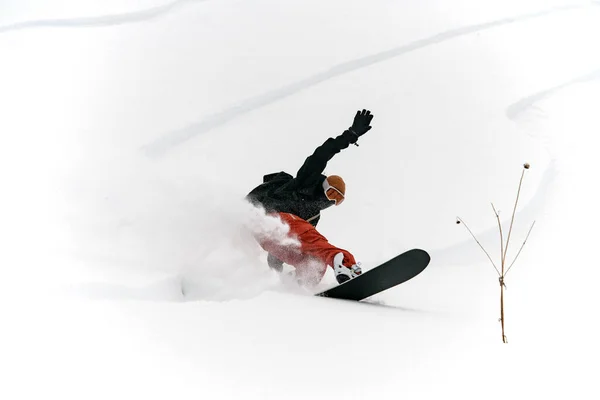 Snowboarder fährt im Freeride-Stil vom Berg ab — Stockfoto