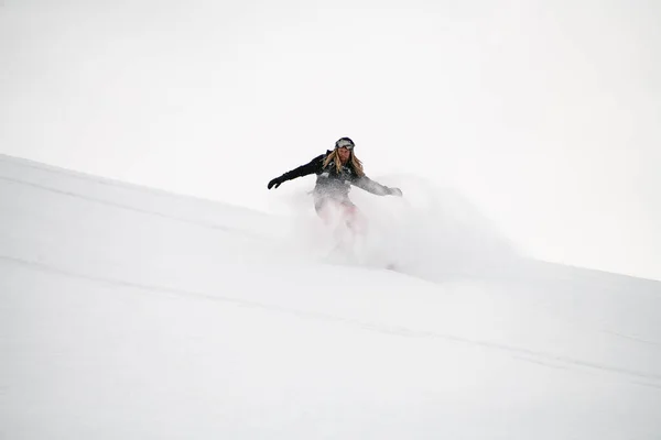 Snowboarder desce redondamente da montanha em estilo freeride — Fotografia de Stock