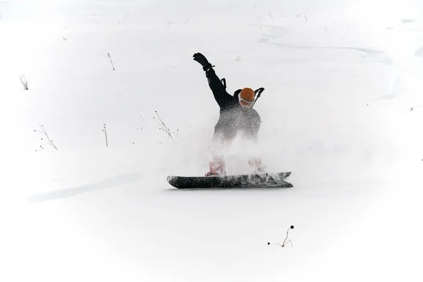 Freerider snowboarder descend énergiquement de montagne enneigée . — Photo