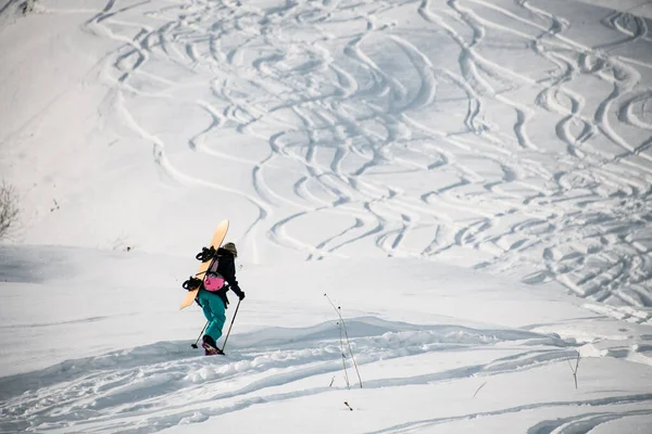 Pembe kasklı bir kadın dağa tırmanıyor. — Stok fotoğraf