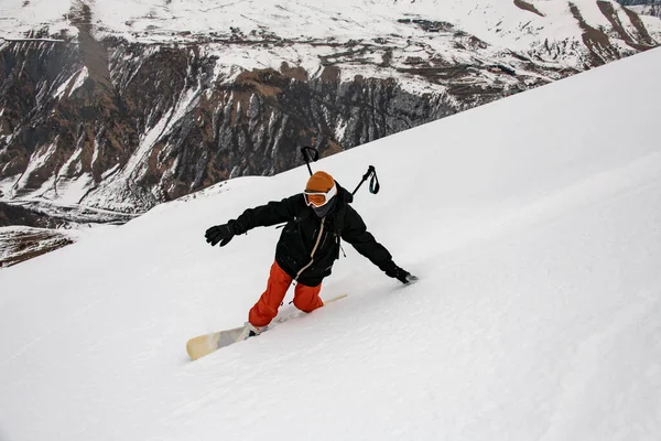 Homme freerider glisse sur la pente de la montagne — Photo