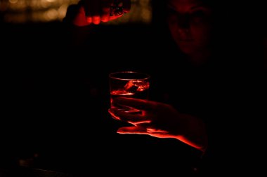 Barmenlerin eli bardakla kaplıdır..