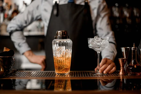 Скляний шейкер з коктейлем стоїть на барній стійці . — стокове фото
