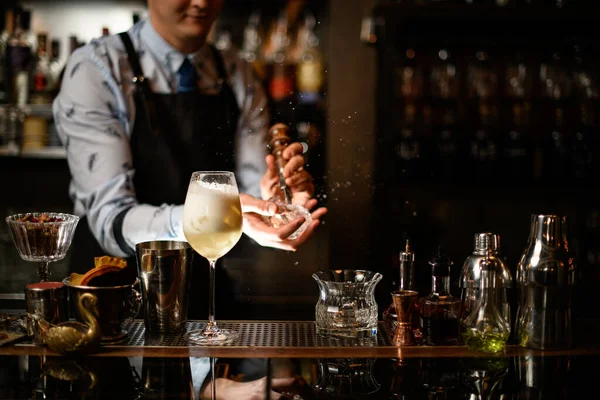 Barkeeper teilt Eisstücke für Cocktail. — Stockfoto