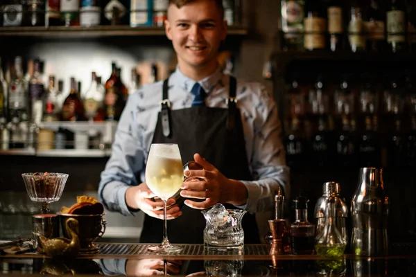 Olika glas, flaskor och shakers står på bardisken. — Stockfoto