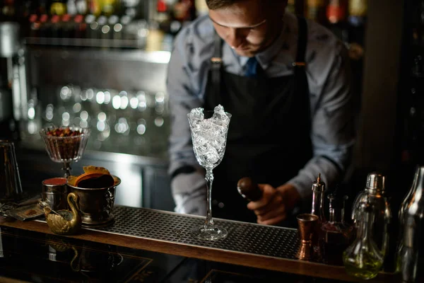 Vidrio transparente con hielo en el mostrador de la barra . — Foto de Stock