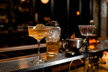 Üzerinde kahverengi alkollü içeceklerin olduğu barın güzel manzarası.