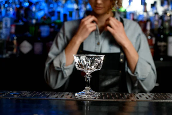 Schöner leerer Glasstand auf der Theke. — Stockfoto