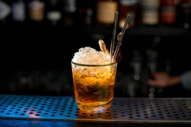 Yakın plan, bardaki negroni gibi buzlu alkollü kokteyl..