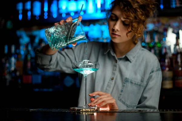 Mulher bonita bartender precisa derramar coquetel em vidro — Fotografia de Stock