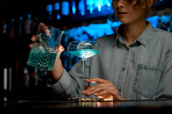 Jovem bartender pronto para derramar coquetel em vidro — Fotografia de Stock