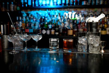 Bar tezgahında farklı bar ekipmanları var.