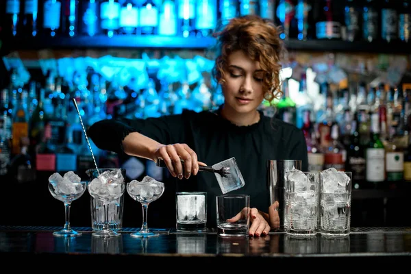 Tanti bicchieri con porta ghiaccio sul bancone del bar — Foto Stock