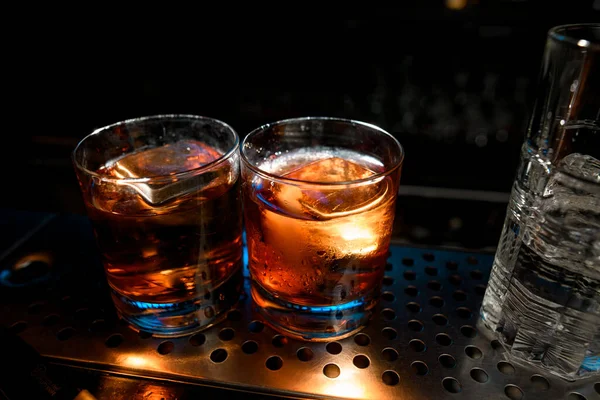 Primer plano. Dos vasos con cócteles como negroni o stand a la antigua en el bar . —  Fotos de Stock