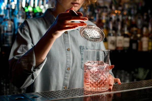 Detailní záběr mladé ženy ruka drží náplast na velké sklo s růžovým nápojem — Stock fotografie