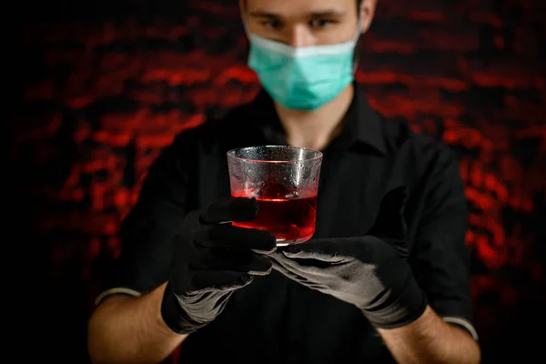 Barman presenterar glas med kall alkoholhaltig cocktail. — Stockfoto