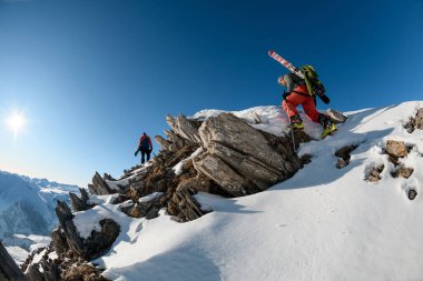 Güzel bir dağ manzarası. Üstünde erkekler var..