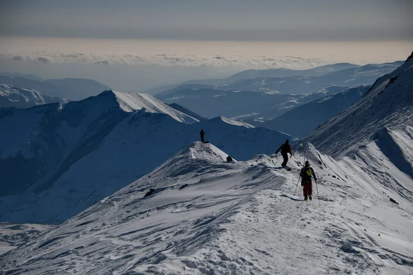 Superbe vue sur les montagnes enneigées avec des voyageurs dessus . — Photo