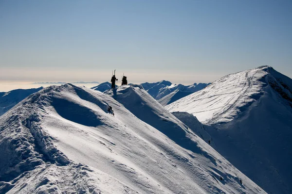 Nádherný výhled na zasněžené hory s cestovateli na nich. — Stock fotografie