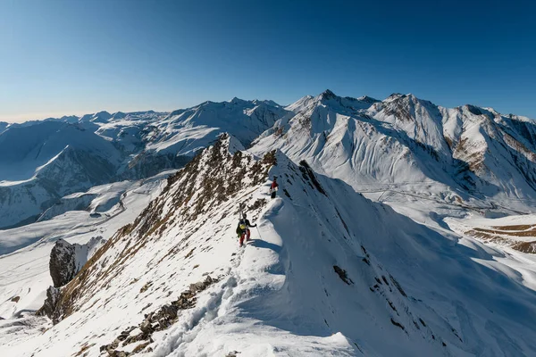 美丽的风景，雪山顶上有一个旅行的男人. — 图库照片