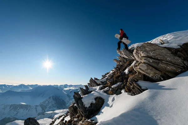 En vakker utsikt over fjellet med en mann på. . – stockfoto