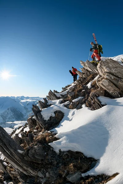 Dva sportovci s jezdeckým vybavením stojí na vrcholu kamenné hory — Stock fotografie
