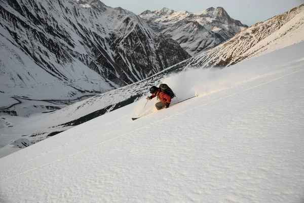 Человек фрирайд катается на лыжах в заснеженных горах . — стоковое фото