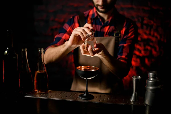 Hombre en el bar sostiene en su mano gran pedazo de hielo . —  Fotos de Stock