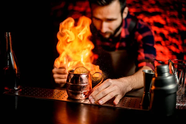 Barista fa fuoco sopra tazza di metallo con cocktail . — Foto Stock