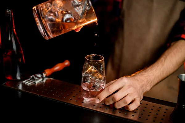 Κοντινό πλάνο του μπάρμαν ρίχνει απαλά ποτό στο ποτήρι. — Φωτογραφία Αρχείου