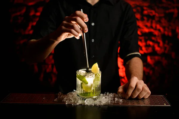 Närbild barman blanda cocktail med metall madler — Stockfoto