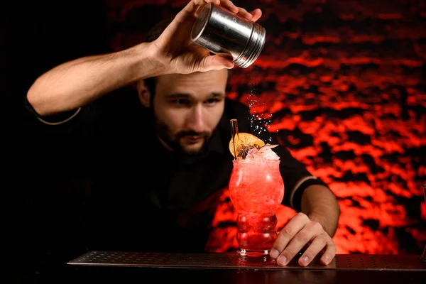 Barman vidrio decorado con cóctel rojo brillante por polvo —  Fotos de Stock