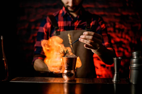 Barman profesional decora con vidrio de metal espiguilla y hacer fuego cerca de ella . — Foto de Stock