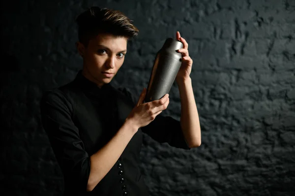 Close-up bartender feminino segurando agitador de aço em suas mãos — Fotografia de Stock