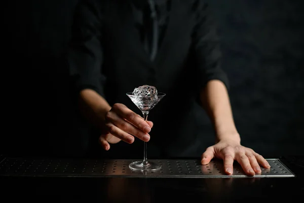 Close-up de vidro martini com pedaço de gelo no balcão de bar — Fotografia de Stock