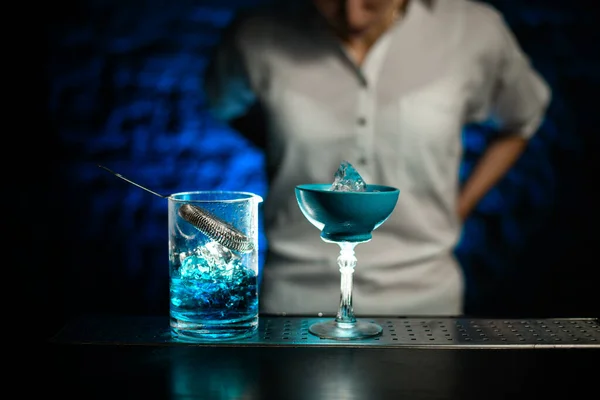 Primer plano de vidrio azul y taza de mezcla con soporte de cóctel frío azul en el mostrador de bar — Foto de Stock
