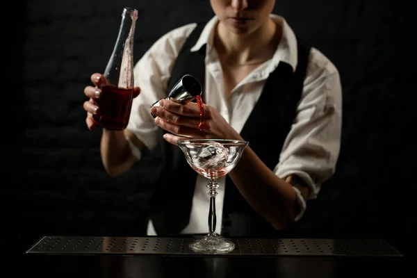 Barman profesional vierte bebida en el vidrio en el mostrador de bar . — Foto de Stock