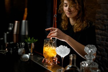 Genç barmen bardakla bardağı karıştırdı..