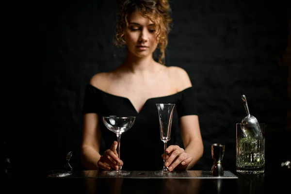 Jeune fille sexy attrayante se préparer à faire un cocktail — Photo