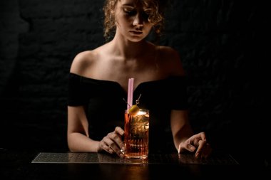 Bardaki çekici seksi kız bardakta alkollü içki ile süslenmiş dut..