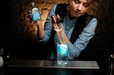 # Bardaki genç kadın, Jigger 'dan bardağa kadar içiyor #