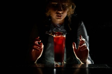 Hazır kokteyl Bloody Mary karanlık barda duruyor..